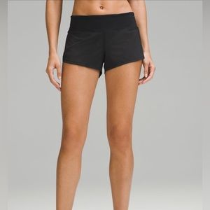 This are the Lulu Speed Up shorts 2.5 in black